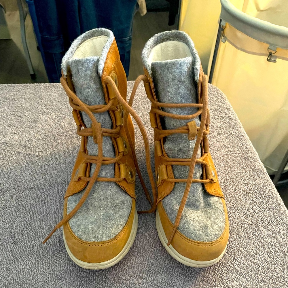 Women’s Sorel explorer boots size 8.5